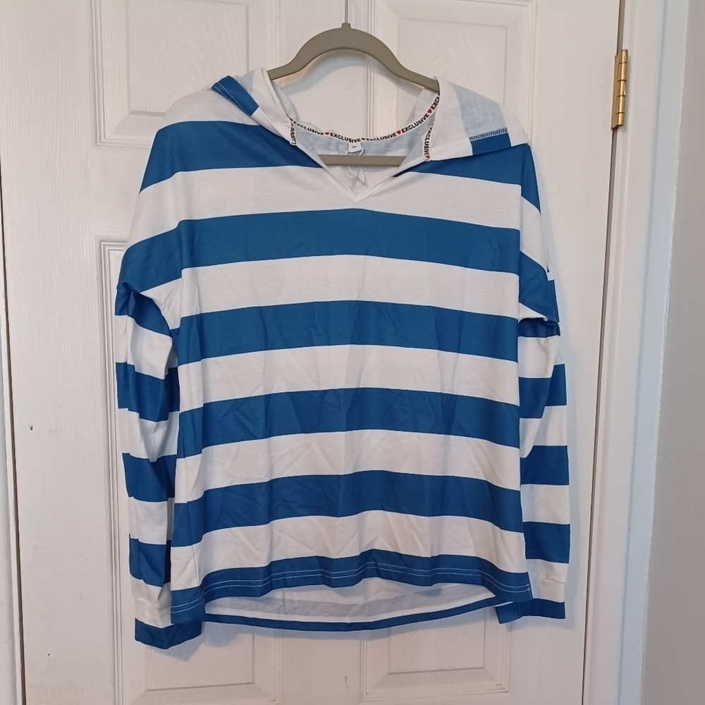 NWOT Exclusive hoodie, size XL.